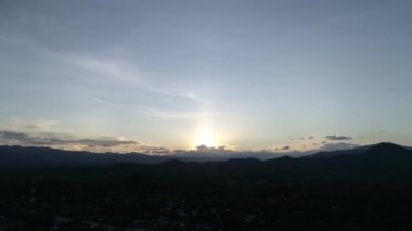 Yerleşim alanı, orman, dağ, mavi gökyüzü ve Tak vilayetindeki Drone çekiminden yüksek açılı güneş ışığına sahip yol manzarası, Tayland 'ın kuzey kırsalında..