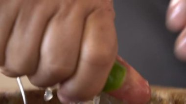 Şefin güçlü parmakları taze limonu sıkıca kavrıyor. Lezzet suyunun her damlasını havana sıkıyor..