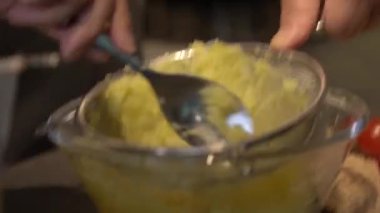 Kaynayan sıcak patatesler, el yapımı öğütme makinesiyle beslenir, mükemmel şekilde öğütülmüş püre yığınları üreterek büyüleyici mutfak hünerlerini sergilerler..