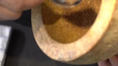 Şef ağır harç ve tokmağı alır, ham baharat ve otların karışımını ince bir öğütülmüş Tayland yeşil köri macununa dönüştürmeye hazırdır..