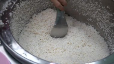 Pilav üzerine tavuk sosu, yumuşak tavuk parçalarını, yumuşak beyaz pirinç yatağının üzerinde servis edilen lezzetli ve lezzetli bir sosla birleştiren lezzetli bir yemektir.