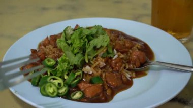 Pilav üzerine tavuk sosu, yumuşak tavuk parçalarını, yumuşak beyaz pirinç yatağının üzerinde servis edilen lezzetli ve lezzetli bir sosla birleştiren lezzetli bir yemektir.