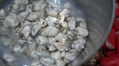 Tayland restoranındaki sokak yemeklerinde yengeç çubuğu, midye, kalamar, yumurta, karides ve karides gibi kızarmış istiridye omleti işleyip pişirmek için bir sürü malzeme..