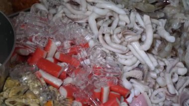 Tayland restoranındaki sokak yemeklerinde yengeç çubuğu, midye, kalamar, yumurta, karides ve karides gibi kızarmış istiridye omleti işleyip pişirmek için bir sürü malzeme..