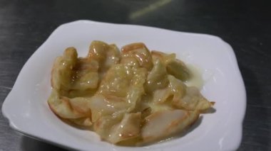 Beyaz bir tabakta tatlandırılmış konsantre sütle kaplanmış Roti..