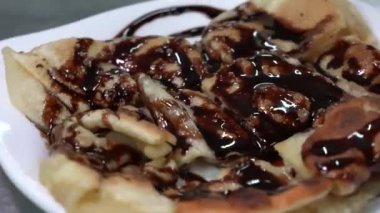 Çikolata tatlandırılmış yoğunlaştırılmış sütle kaplı Roti, restorandaki müşterilere servis yapmaya hazır..