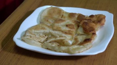 Çikolata tatlandırılmış yoğunlaştırılmış sütle kaplı Roti, restorandaki müşterilere servis yapmaya hazır..