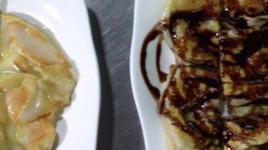 Çikolata soslu ve yoğunlaştırılmış sütle kaplı 2 Roti, Tavuk Mataba menüsüne yakındır. Bu üç menü yerel Tayland lokantası sokak yemeklerinin seti..
