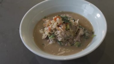 Haşlanmış ve kızartılmış Pork Thai Menüsüne yakın beyaz kasede karides ezmesi ile servis ve yemeğe hazır..