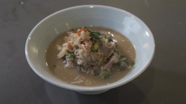 Haşlanmış ve kızartılmış Pork Thai Menüsüne yakın beyaz kasede karides ezmesi ile servis ve yemeğe hazır..