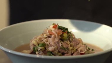Haşlanmış ve kızartılmış Pork Thai Menüsüne yakın beyaz kasede karides ezmesi ile servis ve yemeğe hazır..