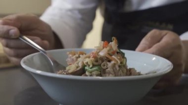 Haşlanmış ve kızartılmış Pork Thai Menüsüne yakın beyaz kasede karides ezmesi ile servis ve yemeğe hazır..