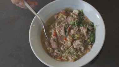 Haşlanmış ve kızartılmış Pork Thai Menüsüne yakın beyaz kasede karides ezmesi ile servis ve yemeğe hazır..