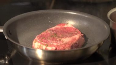 Tavada pişmiş biftek ve yanında biraz domates ve sonraki adım için hasır bir tabakta mola..