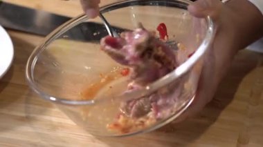 Cam bir kasede, baharatlı Tayland bifteği salatasını karıştırın ve pişirin..
