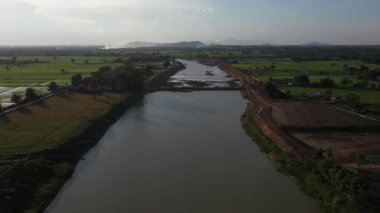 İnşaat, yağmur mevsiminde sel baskınını önlemek için bir kanal ve baraj kazıyor. Tarih 14 Mayıs 2021, Uthai Thani, Tayland.