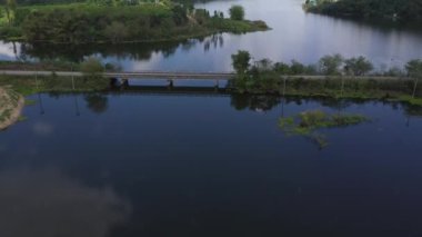 Tayland 'daki bir köprünün tepesinden, bir nehir ve çeşitli ağaçlarla çevrili..