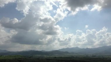 Pa La U Ormanı 'nın uzak dağlarının tepesindeki güzel bulut manzarası Hua Hin, Prahuap Khiri Han