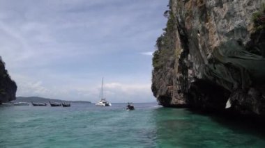 Seyahat teknesiyle denizde, savaş adası ve diğerleri etrafında, Similan Adaları, Tayland 'da seyahat ediyor..