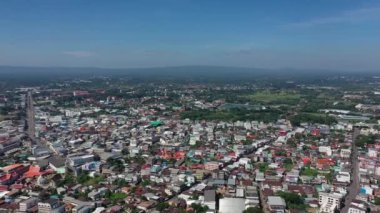 Tayland 'ın Sakonnakorn eyaletinin şehir görüntüsü. Şehir manzaralı Sakonnakorn 'un manzarası şehirdeki yeşillik binalarının manzarası.
