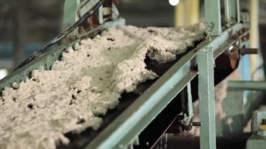 Otomatik endüstriyel temizlik makinelerinin fabrikadaki doğal kauçuk çarşaf temizleme işleminin yakın görüntüsü..