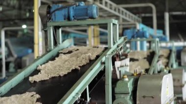 Otomatik endüstriyel temizlik makinelerinin fabrikadaki doğal kauçuk çarşaf temizleme işleminin yakın görüntüsü..