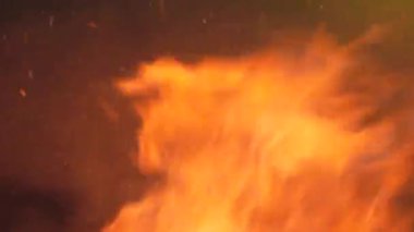 Ateş alevlenir, büyüleyici bir ışıltı yayar ve yoğun bir ısı yayar. Dönen alevler ve parlayan közler bu arka planı güçlü bir seçim yapıyor.