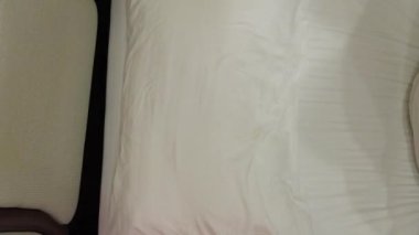 Yorgun bir adamın uykusuzluk ve uykusuzluk problemleri yüzünden bütün gece yatakta dönüp durması. Endişe, depresyon ve stresten kaynaklanan sağlık sorunları.