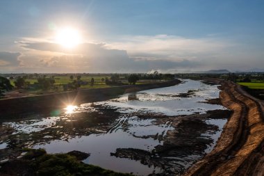 İnşaat, yağmur mevsiminde sel baskınını önlemek için bir kanal ve baraj kazıyor. Tarih 14 Mayıs 2021, Uthai Thani, Tayland.