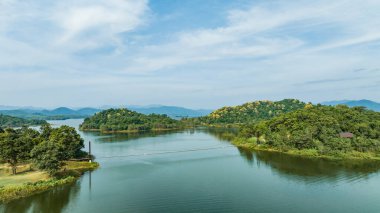 Göl manzaralı Kaeng Krachan barajı ve bir sürü yeşil dağ, mavi gökyüzü arka planı. Kaeng Krachan Barajı milli parkı, Phetchaburi bölgesi, Tayland insansız hava aracı görüntüsü.