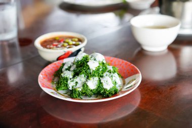 Hindistan cevizi kremalı Bai Chakram Nam Prik Kapi ya da Tayland karides ezmeli chili soslu. Tambon Yi San 'ın ünlü sağlıklı menüsü Samut Songkhram..