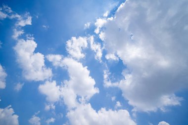 Mavi gökyüzündeki büyük bulut öğleden sonra geniş mercekle vuruldu. Tayland, Asya 'da hava çok sıcak..