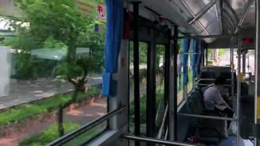 Bangkok, Tayland, 30 Kasım 2022 yeni klimalı Tayland toplu taşıma otobüsü No. 8, Saphan Phut 'tan Romklao yoluna hareket ediyor.