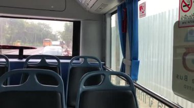 Bangkok, Tayland, 30 Kasım 2022, klimalı otobüsün son boş koltukları. - Sekiz. Kamu otobüsündeki mavi ve siyah yolcu sandalyeleri.