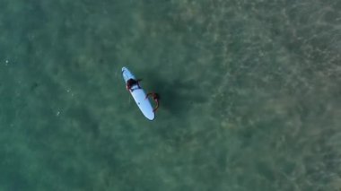 Phuket Adası, Tayland, 13 Nisan 2021, İHA 'dan Kata sahilinde bir sürü insan oynuyor ve sörf yapıyor, güzel bir poz Tayland' ın Phuket Eyaleti 'ndeki rahat tatili temsil ediyor..