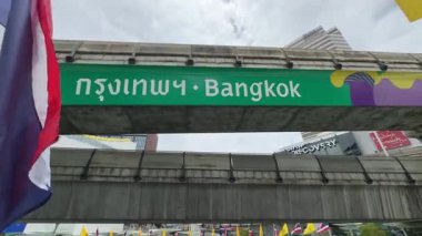 Bangkok, Tayland - 17 Temmuz 2024, Skywalk Connecting Siyam Discovery ve MBK Center Özellikleri Yeşil ve Pembe. BTS Demiryolu Duvarındaki Bangkok Tabelası, Turistler için Popüler Fotoğraf Tarihi.