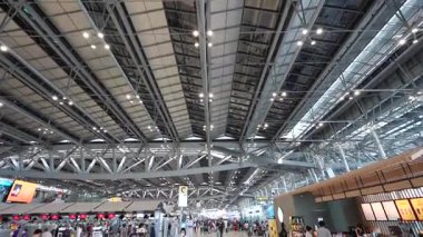 Bangkok, Tayland 9 Temmuz 2023, Geniş Açı Görüş Alanı ile Pazar Sabahı Yolcular Kapalı Suvarnabhumi Havaalanı 'nda Gezinirken Canlı Atmosferi Yakalıyor.