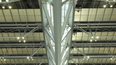 Bangkok, Tayland 9 Temmuz 2023, Geniş Açı Görüş Alanı ile Pazar Sabahı Yolcular Kapalı Suvarnabhumi Havaalanı 'nda Gezinirken Canlı Atmosferi Yakalıyor.