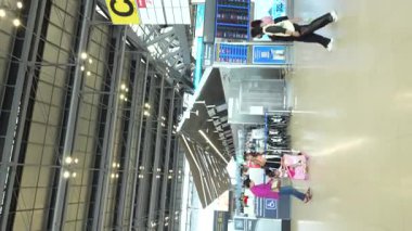 Bangkok, Tayland 9 Temmuz 2023, Geniş Açı Görüş Alanı ile Pazar Sabahı Yolcular Kapalı Suvarnabhumi Havaalanı 'nda Gezinirken Canlı Atmosferi Yakalıyor.