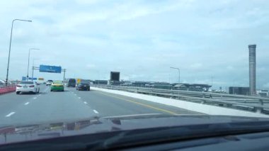 Samut Prakarn, Tayland, 9 Temmuz 2023, Suvarnabhumi Uluslararası Havaalanı 'na giden En Route. Büyüleyici bir sürüş Geniş, Sunlit Yolu altında Açık Gökyüzü altında Bir Pazar sabahı saat 9.14 'te.