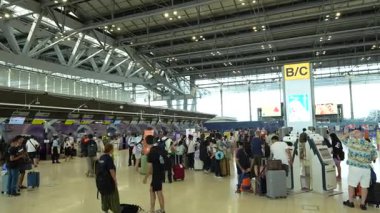 Bangkok, Tayland 9 Temmuz 2023, Geniş Açı Görüş Alanı ile Pazar Sabahı Yolcular Kapalı Suvarnabhumi Havaalanı 'nda Gezinirken Canlı Atmosferi Yakalıyor.