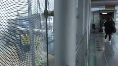 Samut Prakan, Tayland 9 Temmuz 2023, Suvarnabhumi Havaalanı 'ndaki Jet Köprüsü Yürüyüşü, uçağa gizli bir geçiş sağlıyor..