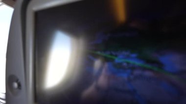 Londra, İngiltere. 10 Temmuz 2023. An Aircraft Monitor, Tayland 'dan Londra' ya giden bir Tay Havayolları uçağında uçağın ve Yeşil Yön Hattı 'nın yerini gösteriyor..