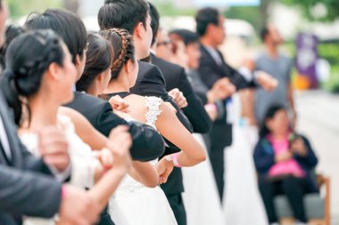 Çeşitli gelin ve damatlar, ideal düğünleri için kazanma ve ödeme alma amacıyla yarışa hazırlık safhasında ısınıyorlar..