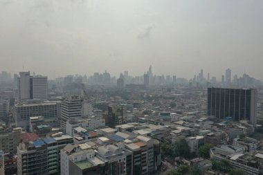 2019 'da, banliyölerin PM2.5' unun hava kirliliği büyük şehre kadar uzanıyor. O, kirli tozla örtülmüş, gökyüzü de kocaman bulutlarla kaplanmıştı..