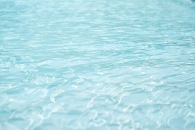Yüzme havuzundaki açık mavi turkuazla temiz ve berrak bir arka plan.