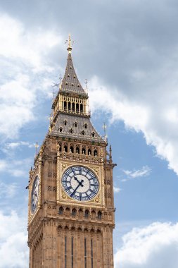 Big Ben ikonik saat kulesi, altın aksanları vurgulayarak ve bulutlu gökyüzünün arka planına karşı karmaşık tasarımı vurgulayarak, Londra 'nın tarihi simgelerini desteklemek için gün ışığında yıkandı..