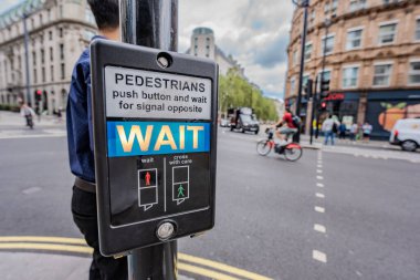 Bir yaya sinyali yoldan geçenlere canlı bir şehir kavşağında beklemelerini söyler, şehir yaşamının canlılığını gözler önüne serer, insanlar ve arabalar hareket halindedir..