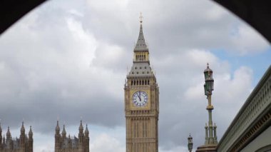 Bu çekim, Londra 'daki turistler için yenilikçi bir fotoğraf açısı yakalıyor. Tünel kemerini kullanarak Big Ben' i çarpıcı bir görsel efekt olarak gösteriyor..