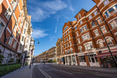 Londra, İngiltere - 10 Temmuz 2023, Londra 'da Tipik Haftanın Sabahı Sokaklar ve Binalar Şehrin Günlük Çalışma rutiniyle dolup taşıyor.